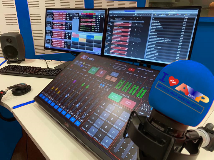 La radio poursuit son activité